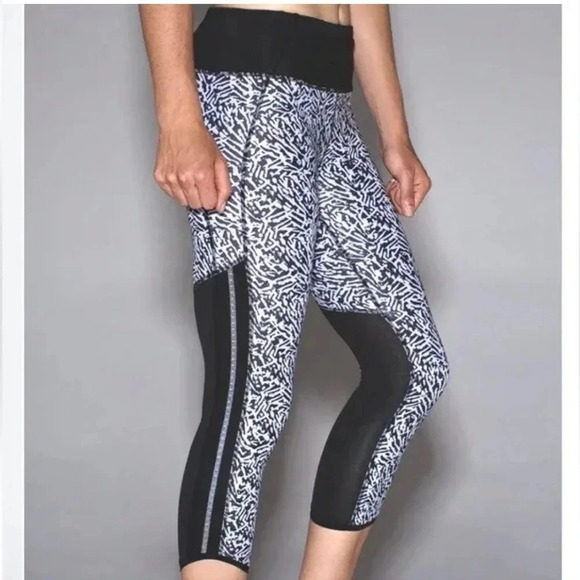 Lululemon Pace Pusher Crop Mini Brushed Leggings Black/White Capri Active Size 4 - Picture 2 of 11